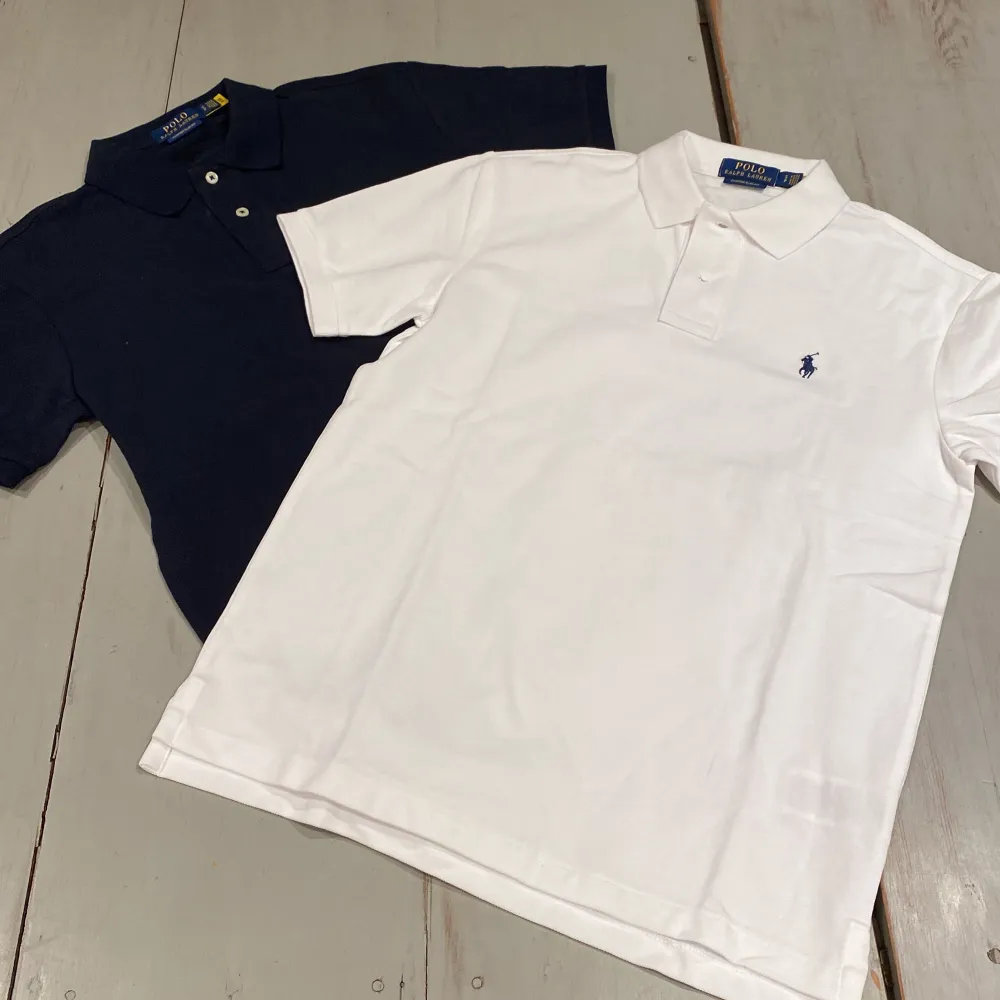 2 st pikétröjor från Ralph Lauren i 8/10 skick. Har haft dom ett tag men det syns knappt. Det är ca 2500 kr för båda mitt pris är 1250 kr för båda två eller 1 för 700. Skriv för fler frågor.. T-shirts.