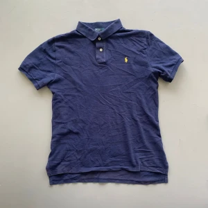 Ralph Lauren Piké  - Riktigt fet ralph lauren piké i en mörkblå färg. Skick 8-9/10 inga tecken på användning. Skulle säga att den sitter typ som en S-M. Skriv för fler bilder eller vid funderingar 😁🦦