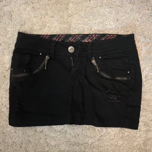 Snygg jeanskjol - Säljer denna då den inte riktigt är mig stil! Tveka inte på att höra av er vid frågor eller om fler bilder! Läs gärna min bio i profilen så får du reda på lite mer också💞💞