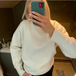 Stickad tröja - Jättefin stickad tröja som är perfekt till hösten. Använd endast få gånger och är i fint skick och sparsamt använd. Köpt på zara. Skriv privat för fler bilder eller om ni har några frågor. Pris kan diskuteras. (lånad bild)