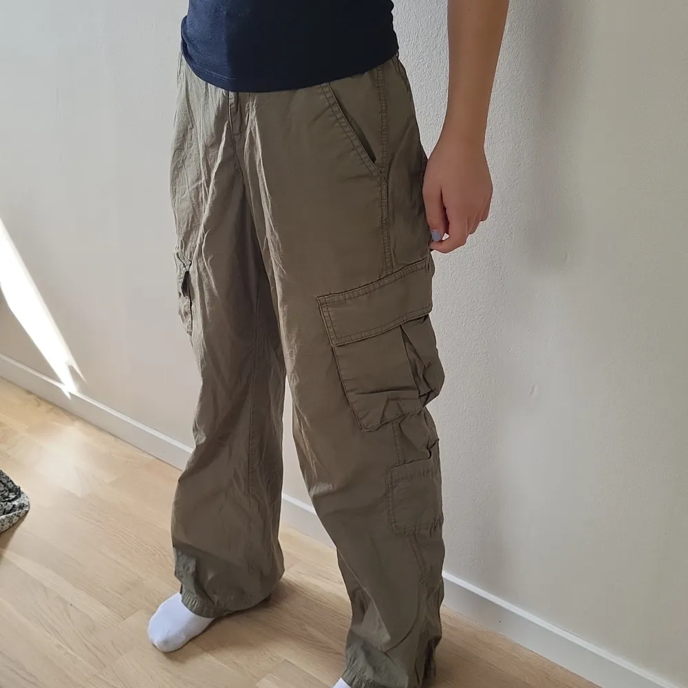 Storlek 36, Gröna cargo pants från H&M divided i bra skick❤️. Jeans & Byxor.