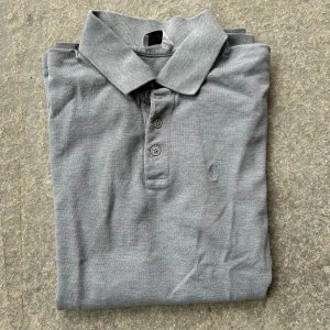 Saint Laurent piké grå - Säljer denna gråa Saint Laurent piken. Inga skador, väldigt snygg!  Nypris: 5000 kr Mitt pris: 399