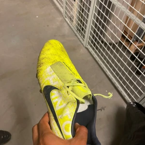 Fotbollsskor - Ett par grässkor där de inga konstigheter med dessa bara lite smutsiga inga skador