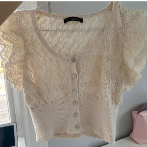 Blus  - Ursnygg blus som är helt unik i dess slag. Jag har själv köpt den second hand men har aldrig använt den. Passar fint till fest eller events till vintern och hösten, inte nödvändigtvis bara sommaren :) 