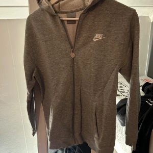 Zip up hoodie  - Från nike. Bra skick