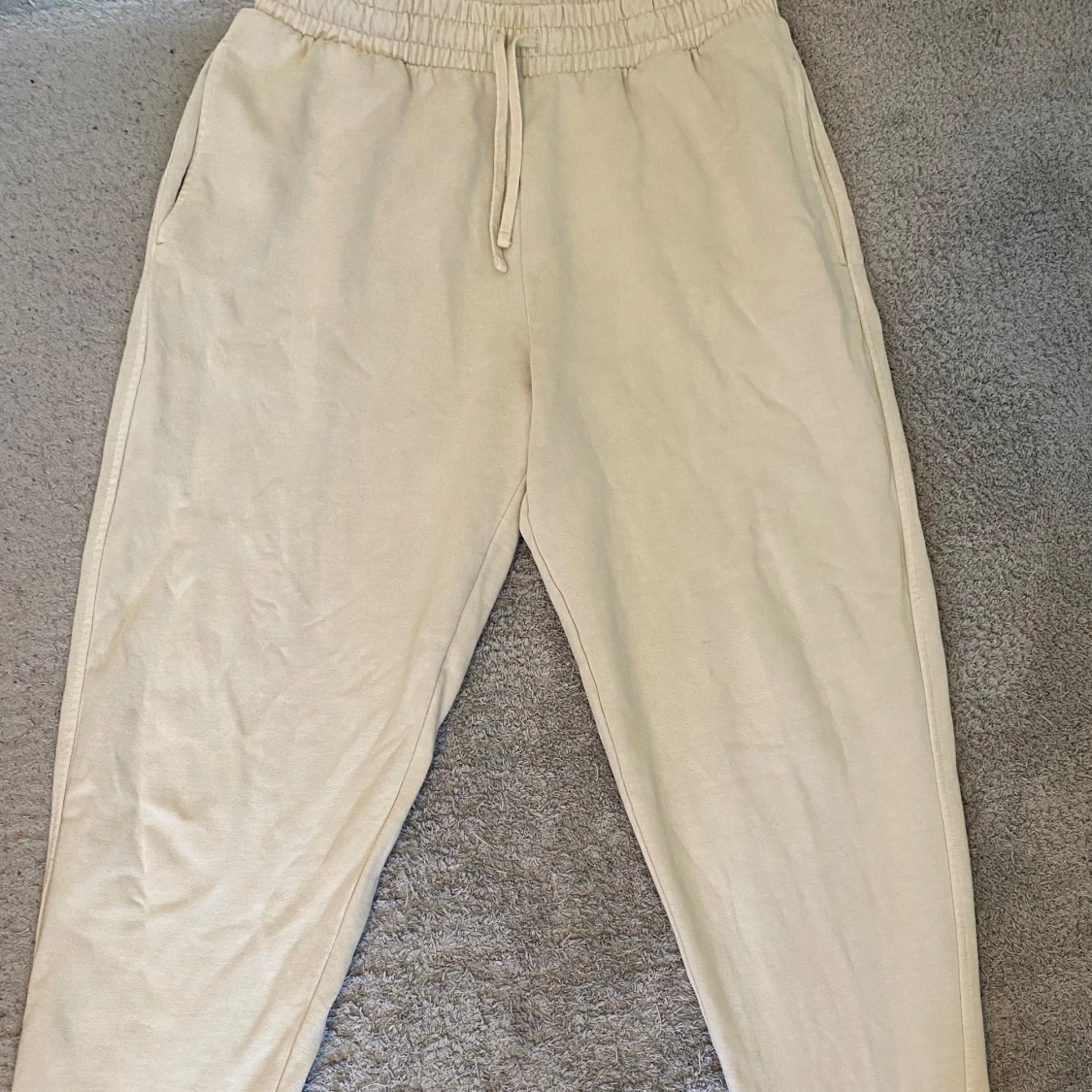 Beige mjukisbyxor från These Glory Days