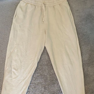 Beige mjukisbyxor från These Glory Days - Sköna beigea mjukisbyxor från These Glory Days. Fint skick, skulle påstå att de passar bättre som M än L. Tveka inte att höra av dig om du har frågor eller vill ha fler bilder!