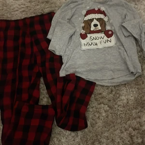 Pyjamas från H&M - Säljer ett par supermysiga röd- och svartrutiga pyjamasbyxor med tillhörande tröja från H&M. Perfekta för kalla vinterkvällar! Byxorna är i mjukt material och har en avslappnad passform. De är i storlek 10-12 år och passar perfekt för julmys eller bara en chill dag hemma. 🖤❤️