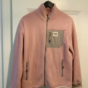 Kari Traa fleece - En rosa Kari Traa Midlayer fleecejacka med en ficka på bröstet och två fickor på sidorna. I väldigt gott skick, använd 2-3 ggr. Storlek M.