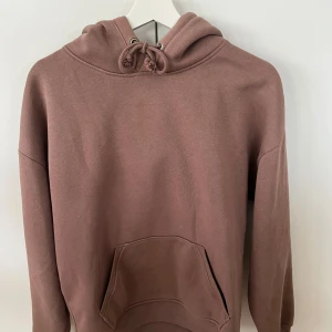 Brun hoodie från bikbok - Jättefin hoodie i 8/10 skick. Väldigt skön och passar till mycket, men kommer inte till användning längre.