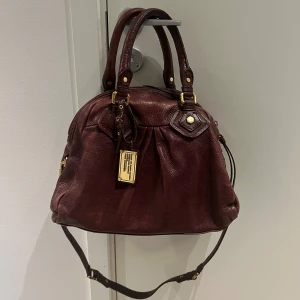 Marc Jacobs väska  - Marc Jacobs väska i jätte fint färg med perfekt storlek för skolan eller för dig som gillar väskor som kan ta emot mycket saker🩷 Jag skickar gärna fler bilder privat😊