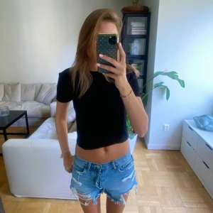 Stickad tröja - Mysig stickad tröja, kort i modellen. 