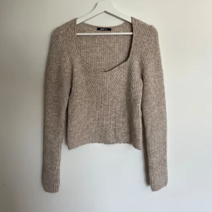 Stickad tröja - Säljer då den inte kommer till användning. Aldrig använt så väldigt bra skick. Perfekt inför hösten.