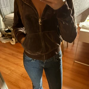 Juicy couture huvtröja  - En fin och skön tröja från juicy couture!💞 inga skador på plagget med säljer pågrund av att jag ej använder 