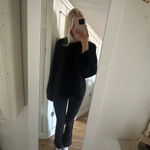 Lågmidjade flare jeans - Såå snygga grå/svarta jeans som tyvärr är för korta för mig. Jätte fint skick!💞