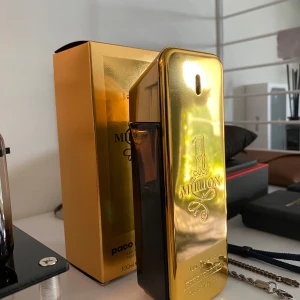 1 Million  - Hej, säljer min 1 million parfym som jag fick i julklapp. Säljer den då jag vill testa annat! God doft för höst och vinter, hör gärna av dig. Uppskattar att det är kvar ca 60 ml, se bild. 