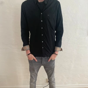 Burberry skjorta  - Säljer denna burberry skjorta storlek M passar även S.  Bra kond.  Såklart äkta. 