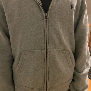 Raulh lauren zip grå - Skick 9/10 endast testad  storlek 160 ,14-16 år.     Elller. ( Xs). Nypris 1300 mitt pris 675.     Pris kan diskuteras kan gå ner i pris vid snabb affär , bara att höra av er vid frågor eller bara vill ha fler bilder  