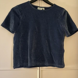 Blå-glittrig topp!!💙💙 - Perfekt festtopp, helt oanvänd och i bra skick!!💙 går att diskutera priset💙💙