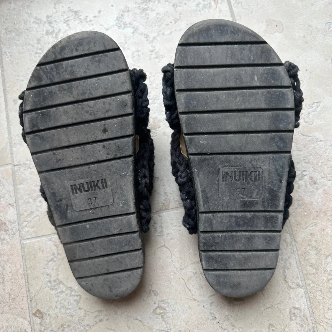 Svarta stickade sandaler med pärlor - 91