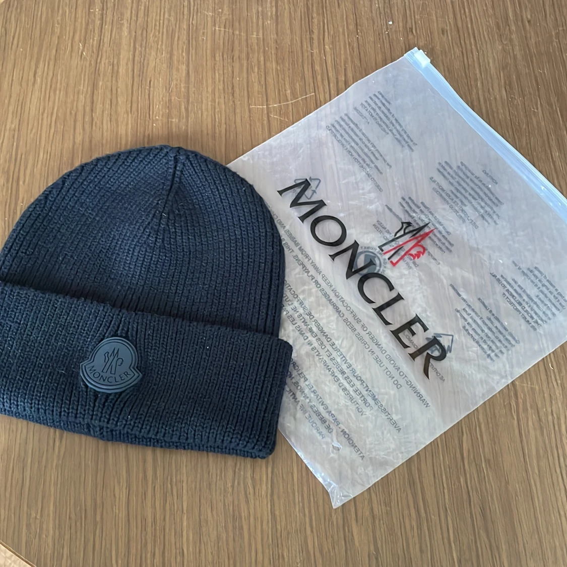 Moncler mössa 