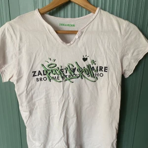 Zadig T-shirt  - Säljer min fina Zadig T-shirt pågrund av att den inte kommer till användning längre. Den är i mycket bra skick.