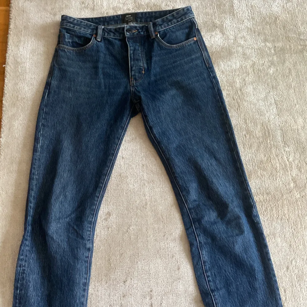 Säljer ett par snygga blå jeans från Neuw i modellen Ray Straight. De har en klassisk femficksdesign och är i storlek 31-34. Perfekta för en casual look och passar till det mesta. Jeansmaterialet är slitstarkt och bekvämt.. Jeans & Byxor.