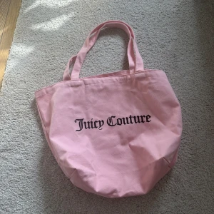 Juicy Couture Strandväska - En rosa juicy Couture väska, vet tyvärr inte vilken storlek men den är ganska stor och aldrig andvänd