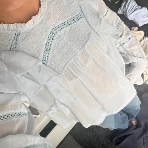 Blus - Super söt blus från neo noir!! 💞inga defekter knappt använd 