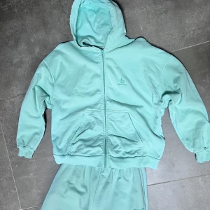 Balenciaga Tracksuit  - Mintgrön balenciaga Tracksuit, fint skick, förutom några små fläckar. Köpt på sample sale.  Skriv för fler bilder.  