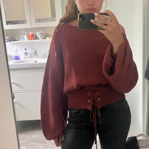 Stickad tröja med snörning - Super fin stickad tröja med snörning, vinröd, nyskick, åtsittande midja💘