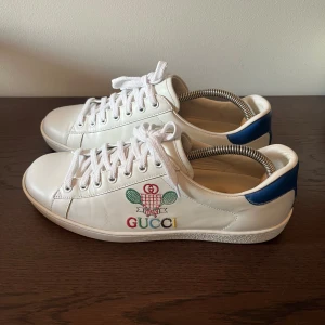 Gucci skor - GUCCI SKOR | Skick ~ 9.5/10 | Uk 8,5 motsvarar 42,5 eu | Dustbag och originalbrev ingår, se bild 2 | Normal i storleken och skorna ser fräschare ut irl / Mvh