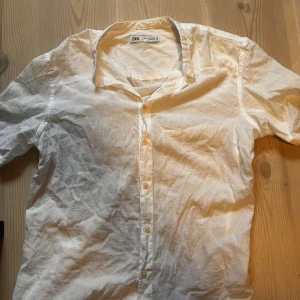 Linne T-shirt/kortärmad skjorta - Använd ca 2 gånger, säljer pga att jag inte diggar stilen👍