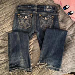 Vintage bootcut jeans - Lågmidjade bootcut Jeans! Storlek 27/34. Långa på mig som är 158! Väldigt sletna längst ner. Stort Hål på framsidan av låret vilket är del av designen. ⭕️Har inga fler bilder när dom sitter på!!⭕️ Midjemått: ca 86 Innerbenslängd: ca 90