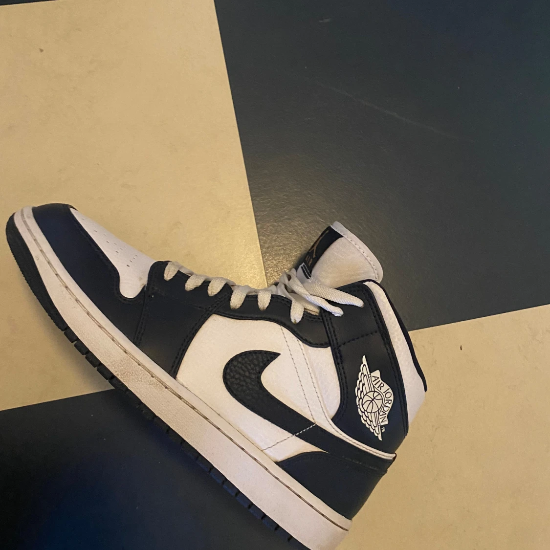 Jordan 1 mid obsidian  - 92