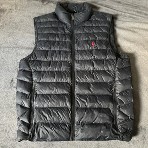 Polo Ralph Lauren Vest - Perfekt vest inför hösten, nice passform och allting. Sparsamt använd, inga defekter alls som jag kan märka på plagget. Nypris ligger på runt 3300kr