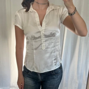 Kortärmad skjorta - Vit / pärlvit kortärmad skjorta från äldre GinaTricot kollektion. Storlek 38, passar 36 också 💞
