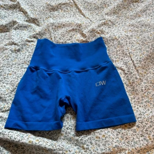 Träningsshorts ICIW - Blåa träningshorts från ICIW storlek S💞