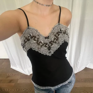 Spetslinne - Vintage svart linne med vit spets, liknar Intimissimi. Från Next Boutique 🖤