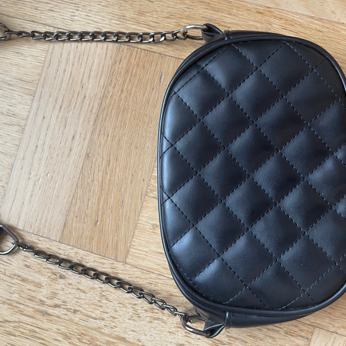 Svart quiltad axelväska - 90