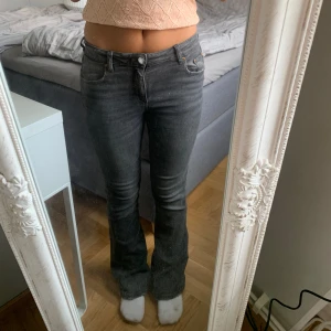 Mörkgrå bootcut jeans med lågmidja - Säljer dessa supersköna och snygga Jeans. Jeansen är i storlek 158 men är väldigt töjbara💓Skriv pris förslag.