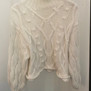 Vit stickad polo - Supersöt stickad tröja. Framgårninte så bra på bild men pga den nedersta sömmen går tröjan ut nertill som är en väldigt gullig detalj. Tröjan är från H&M, men jag har själv sytt om den lite. 