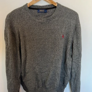 Ralph Lauren Tröja - Säljer nu denna Ralph lauren tröjan då den inte används ofta. Den är i bra skick och har inga fläckar eller hål. Storleken är S men passar bra på dig som har M och är under 175. Priset kan diskuteras vid snabb och enkel affär. 