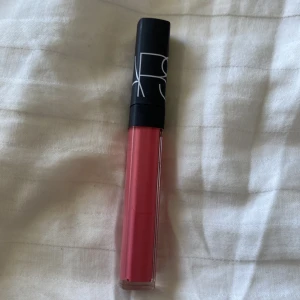 Nars läppglans chihuahua - Oanvänt Nars läppglas i färgen chihuahua Nypris ligger runt 375:- 