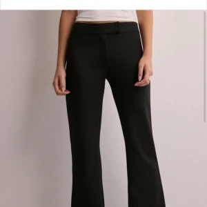 Lågmidjade kostymbyxor  - Säljer mina super fina kostymbyxor från Nelly. Säljer då de är för stora på mig tyvärr och kommer därför inte till användning. Köpta för 399 säljer för 180❤️