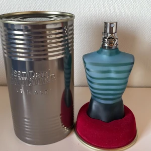 Le Male parfym från Jean Paul Gaultier - Säljer en Le Male parfym från Jean Paul Gaultier. Har endast använt några sprut. Jag säljer den för att jag sparar till en annan parfym. Nypris 700kr. Perfekt parfym för hösten och vintern Kontakta gärna om du har några frågor. Pris kan diskuteras.