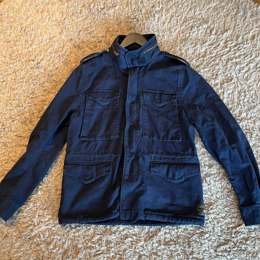 Säljer en snygg blå Field jacket från Ralph Lauren- Denim & Supply. Jackan är perfa för hösten, och den har en normal passform. Sitter som en M/L. Skriv vid frågor!👍.                                 //Hugo. Jackor.