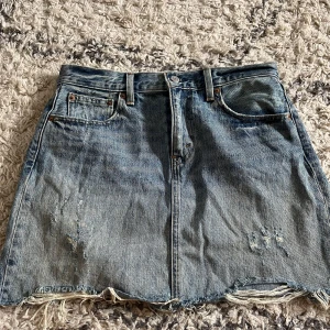 Jeans kjol - Jätte snygg jeans kjol från levis i strl 28