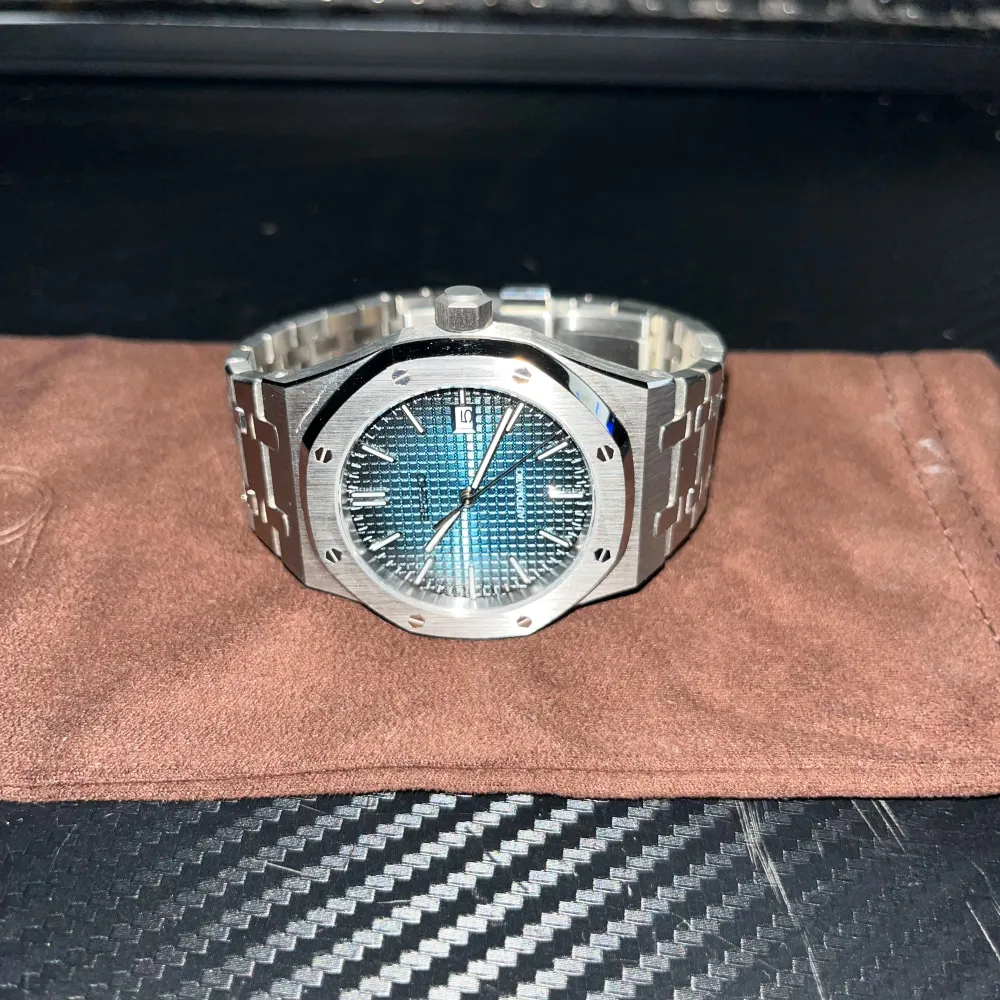 Seiko mod automatisk 41mm stainless steel 100M vattentät 42T powerreserve. Skick 10/10 aldrig använd. Tillbehör tillkommer så storlek på länk är justerbar. Pris kan diskuteras vid snabb och smidig affär.. Accessoarer.