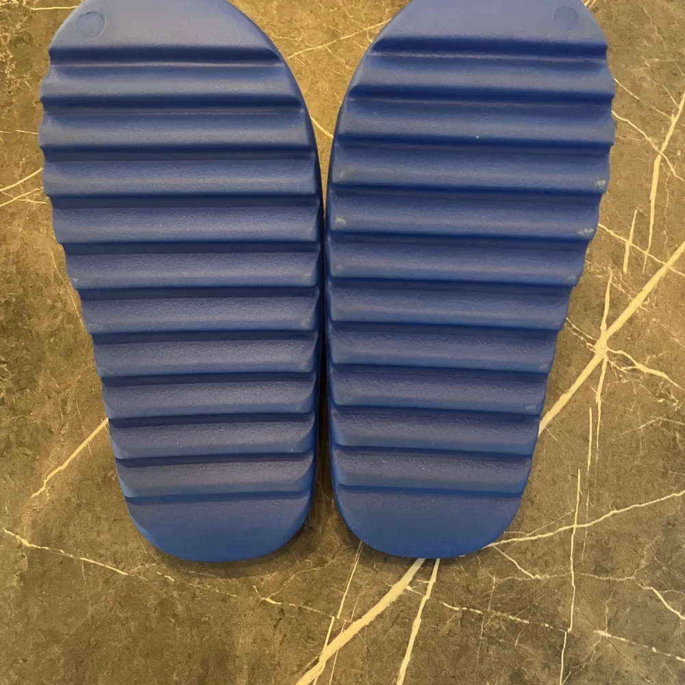 Säljer ett par Yeezy slides som jag har köpt från Adidas CONFIRMED, dom är i colorwayen blå/azure och kvitto finns.🧾✅ Dom är helt nya/aldriganvända och dom är i storlek 44.5. Skor.